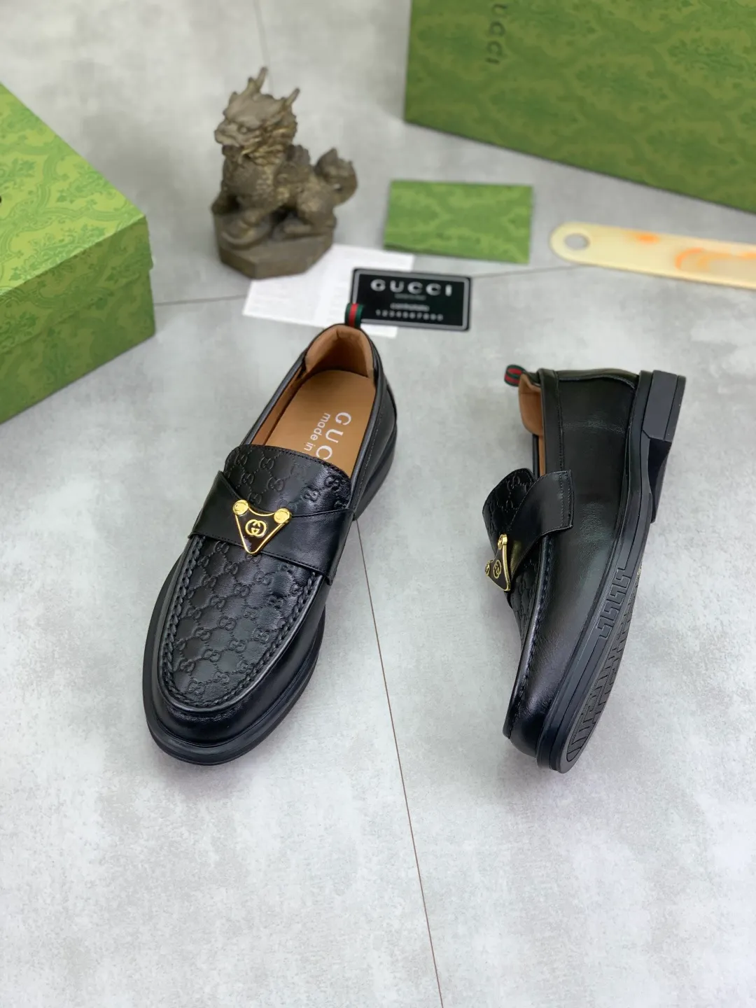 Men's shoes💰P500💰【New model, soft and comfortable Gucci classic business leather shoes hot selection (Gucci) official website latest Gucci 🎁 business leather shoes, hot style 💥 simple and elegant style, exclusive for trendy men. Unique official website latest brand original double G embossed element 👑Gucci Original decoration, fashionable and generous, made of original calfskin ✅ fully imported first-layer pigskin lining, official website designated wear-resistant, rubber business outsole, real-life photos of classic models at the counter 🎬38-44 (customized for 45) 3⃣️ colors available